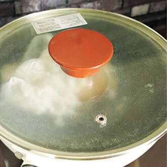 1を入れてフタをし、弱火で5分加熱し、火を止めて15分置く。