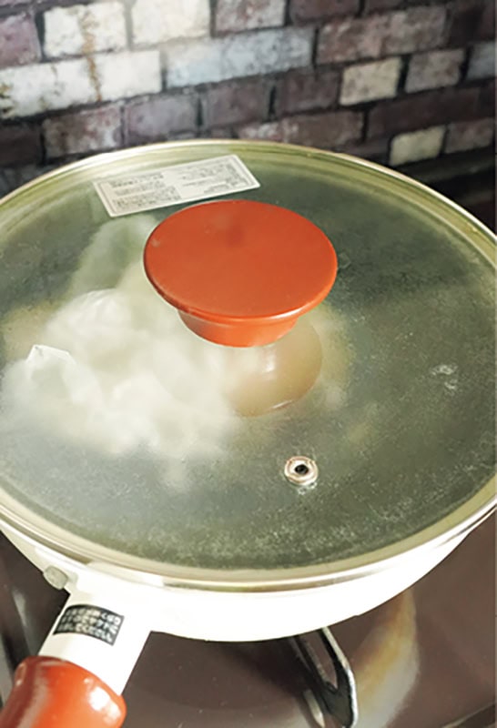 1を入れてフタをし、弱火で5分加熱し、火を止めて15分置く。