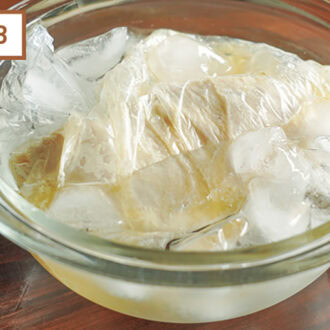 2を氷水に取り出し、粗熱をしっかり取る。