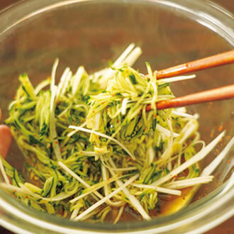 ボウルに水気を絞ったきゅうり、長ねぎ、 Aを入れてよく混ぜ合わせる