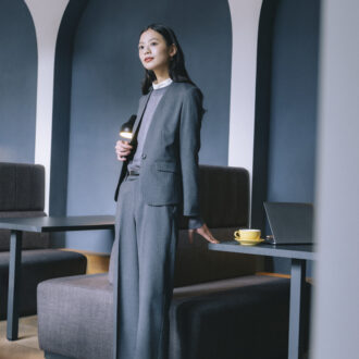 編集部おすすめ！“楽とキレイ見え”が叶う「洋服の青山」の『美ジ楽（ビジラク）スーツ』