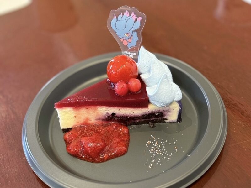 いたずら？ムウマのミックスベリーチーズケーキと赤い野菜？
