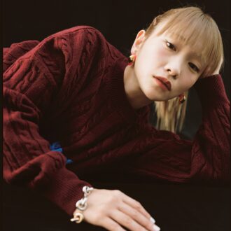 ドラマ「フェイクマミー」にダブル主演中！ 【川栄李奈】がアートが息づくロエベを纏う