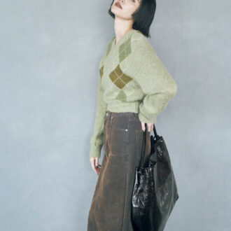 デニムにブラウンのフロッキー加工を施した色合いが新鮮なタイトめのスカートで、カジュアルトラッドなニットをすっきりとモダンに。スカート¥28,600(ウィム ガゼット/ウィム ガゼット ルミネ新宿店) ニット¥47,300(ジェーン スミス/シップス インフォメーションセンター) バッグ¥63,800(フィール アンド テイスト/アダム エ ロペ)