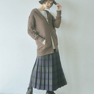 ブラウンなら着崩しても上品。パーカ¥25,300(アメリカーナ フォー サロン/サロン アダム エ ロペ) Tシャツ¥9,900(メゾンスペシャル/メゾンスペシャル 青山店) スカート¥27,500(オニール オブ ダブリン×フリークス ストア/フリークス ストア渋谷) キャップ¥11,000(ラック オブ カラー/ジャック・オブ・オール・トレーズ プレスルーム) ネックレス¥11,000(ジュエッテ) サイドゴアブーツ¥37,400(ALM.)