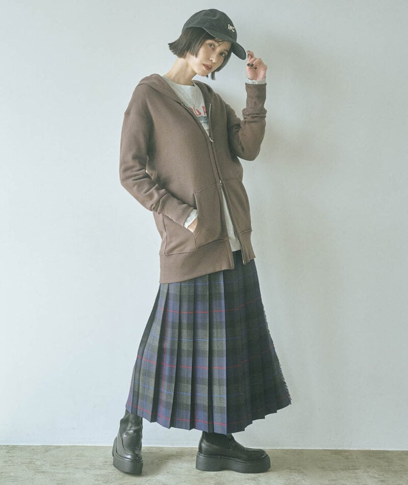 ブラウンなら着崩しても上品。パーカ¥25,300(アメリカーナ フォー サロン/サロン アダム エ ロペ) Tシャツ¥9,900(メゾンスペシャル/メゾンスペシャル 青山店) スカート¥27,500(オニール オブ ダブリン×フリークス ストア/フリークス ストア渋谷) キャップ¥11,000(ラック オブ カラー/ジャック・オブ・オール・トレーズ プレスルーム) ネックレス¥11,000(ジュエッテ) サイドゴアブーツ¥37,400(ALM.)