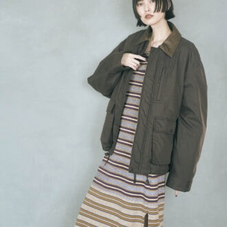 マルチボーダーに宿るレトロストリートなテンションとブラウンがマッチ。スレンダーなワンピースを取り入れて大人っぽく、ビッグブルゾンを羽織って柄のインパクトを軽減。ブルゾン¥16,995(フリークス ストア/フリークス ストア渋谷) カットソー¥2,900(NOKCHA) キャミソールワンピース¥24,200(フィーニー) ネックレス ※参考商品(ギン)