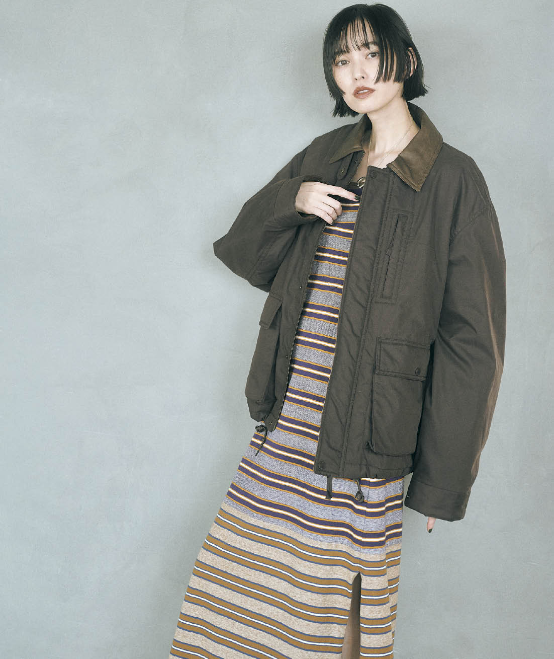 マルチボーダーに宿るレトロストリートなテンションとブラウンがマッチ。スレンダーなワンピースを取り入れて大人っぽく、ビッグブルゾンを羽織って柄のインパクトを軽減。ブルゾン¥16,995（フリークス ストア／フリークス ストア渋谷）　カットソー¥2,900（NOKCHA）　キャミソールワンピース¥24,200（フィーニー）　ネックレス ※参考商品（ギン）