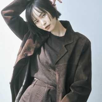 地味になりがちなこっくりブラウンのワンカラーコーデに、タフなムードのスエードジャケットでメリハリを作ってかっこよく。今っぽいアイテムを挿すことでトレンド感も底上げ。スエードジャケット¥42,900、アームカバー付きニット¥19,800(ともにPasterip) カプリパンツ ¥4,950(ザ ヨン/トレモア・プランニング) ブレスレット¥38,500(リキッド)