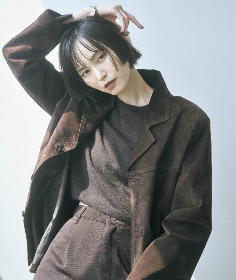 地味になりがちなこっくりブラウンのワンカラーコーデに、タフなムードのスエードジャケットでメリハリを作ってかっこよく。今っぽいアイテムを挿すことでトレンド感も底上げ。スエードジャケット¥42,900、アームカバー付きニット¥19,800(ともにPasterip) カプリパンツ ¥4,950(ザ ヨン/トレモア・プランニング) ブレスレット¥38,500(リキッド)