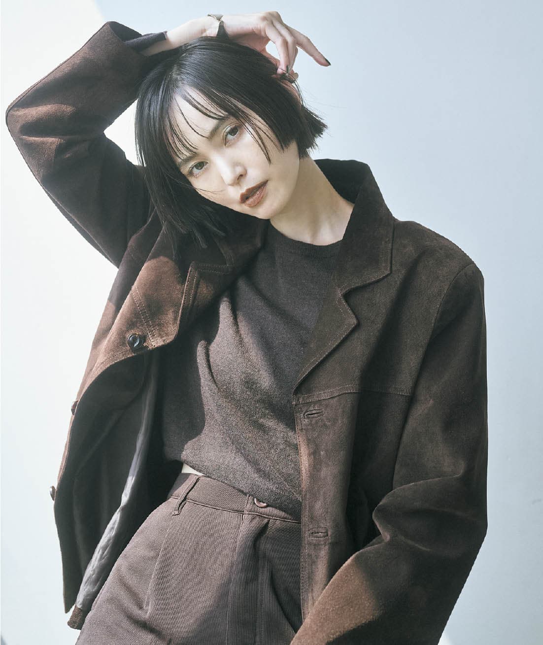 地味になりがちなこっくりブラウンのワンカラーコーデに、タフなムードのスエードジャケットでメリハリを作ってかっこよく。今っぽいアイテムを挿すことでトレンド感も底上げ。スエードジャケット¥42,900、アームカバー付きニット¥19,800(ともにPasterip) カプリパンツ ¥4,950(ザ ヨン/トレモア・プランニング) ブレスレット¥38,500(リキッド)