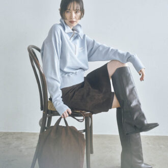 リュクスなスエード素材のブラウンを引き締め役に。トレンドピースの太筒ブーツを合わせて、旬度満点のミックススタイルに。エプロンスカート¥19,800（Pasterip）　レギンス¥9,680（ザハイライツ）　トップス¥23,100（ウィム ガゼット／ウィム ガゼット ルミネ新宿店） イヤカフ¥17,600（リキッド） ストーンピアス¥26,400（エテ） バッグ¥46,200（ラシット／ラシット京王百貨店新宿店）　ロングブーツ¥33,000（レメ／セムインターナショナル）