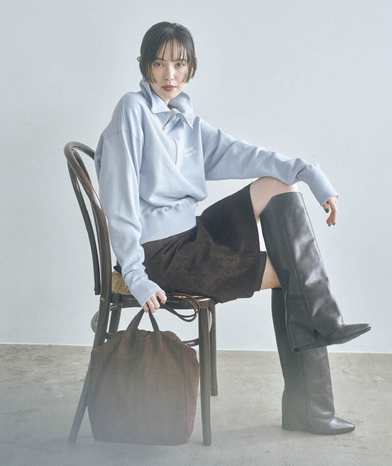 リュクスなスエード素材のブラウンを引き締め役に。トレンドピースの太筒ブーツを合わせて、旬度満点のミックススタイルに。エプロンスカート¥19,800（Pasterip）　レギンス¥9,680（ザハイライツ）　トップス¥23,100（ウィム ガゼット／ウィム ガゼット ルミネ新宿店） イヤカフ¥17,600（リキッド） ストーンピアス¥26,400（エテ） バッグ¥46,200（ラシット／ラシット京王百貨店新宿店）　ロングブーツ¥33,000（レメ／セムインターナショナル）