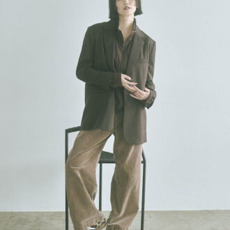 スポーティなトラックジャケットでコーデュロイパンツや色のほっこり感をセーブ。ジャケット¥88,000(HERITANOVUM/ガリャルダガランテ 青山店) トラックジャケット¥18,700(アンブロ×フリークス ストア/フリークス ストア渋谷) パンツ¥20,900(サロン アダム エ ロペ) スニーカー¥18,700(アディダス オリジナルス/アトモス カスタマー)