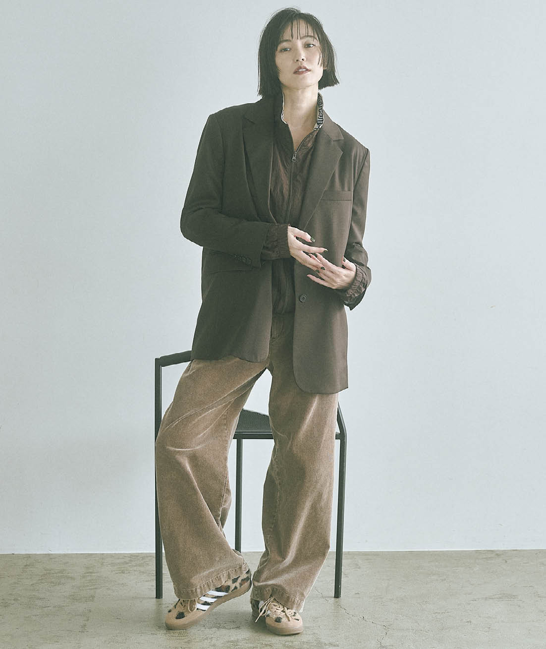 スポーティなトラックジャケットでコーデュロイパンツや色のほっこり感をセーブ。ジャケット¥88,000(HERITANOVUM/ガリャルダガランテ 青山店) トラックジャケット¥18,700(アンブロ×フリークス ストア/フリークス ストア渋谷) パンツ¥20,900(サロン アダム エ ロペ) スニーカー¥18,700(アディダス オリジナルス/アトモス カスタマー)