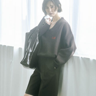 深Vで鎖骨やデコルテを、ハーフパンツで足を出して、こっくりしたブラウンとダークブラウンの組み合わせに抜け感を。バックの輝きでカジュアル感をはずして。ニット¥16,500(ジェイジェイマーサー×フリークス ストア/フリークス ストア渋谷) ハーフパンツ ¥32,450(ガジェス) バッグ¥20,900(アコック/ジャック・オブ・オール・トレーズ プレスルーム)