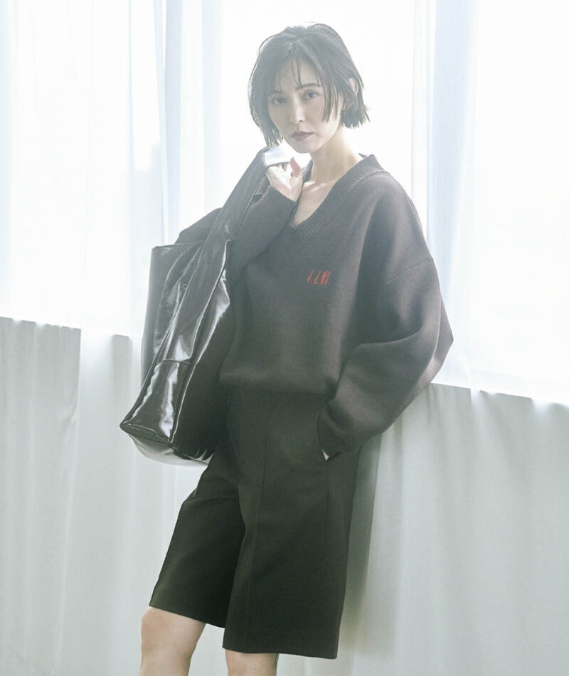 深Vで鎖骨やデコルテを、ハーフパンツで足を出して、こっくりしたブラウンとダークブラウンの組み合わせに抜け感を。バックの輝きでカジュアル感をはずして。ニット¥16,500(ジェイジェイマーサー×フリークス ストア/フリークス ストア渋谷) ハーフパンツ ¥32,450(ガジェス) バッグ¥20,900(アコック/ジャック・オブ・オール・トレーズ プレスルーム)