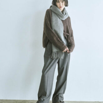 端正なグレーのスラックスにブラウンのシャギーニットを合わせて、今の気分と秋らしいぬくもりを投入。グレーのストールを巻いてリラックス感のある大人カジュアルに。ニット¥22,000(ガリャルダガランテ/ガリャルダガランテ 青山店) パンツ¥29,700(ウィム ガゼット/ウィム ガゼット ルミネ新宿店) ストール¥15,950(ツイードミル/セムインターナショナル) スニーカー¥24,750(ジョーダン/アトモス カスタマー)