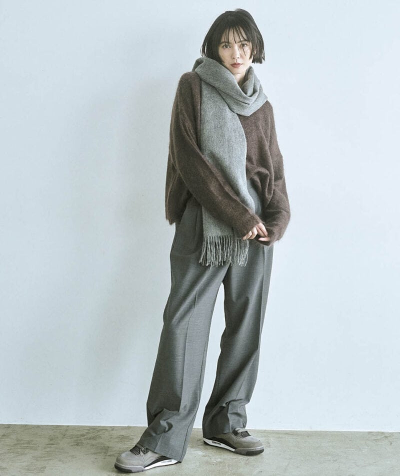 端正なグレーのスラックスにブラウンのシャギーニットを合わせて、今の気分と秋らしいぬくもりを投入。グレーのストールを巻いてリラックス感のある大人カジュアルに。ニット¥22,000(ガリャルダガランテ/ガリャルダガランテ 青山店) パンツ¥29,700(ウィム ガゼット/ウィム ガゼット ルミネ新宿店) ストール¥15,950(ツイードミル/セムインターナショナル) スニーカー¥24,750(ジョーダン/アトモス カスタマー)