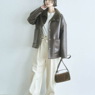 フェイクレザーで、オフ白のナチュラル感をはずしてモダンに。リバーシブルボアジャケット¥22,000、バッグ¥5,995(ともにフリークス ストア/フリークス ストア渋谷) パンツ¥6,600(レッドキャップ×フリークス ストア/フリークス ストア渋谷) Tシャツ¥14,300(ラコステ × ビーミング by ビームス/ビーミング ライフストア by ビームス ららぽーとTOKYO-BAY店) ネックレス¥13,200(ジュエッテ) シューズ¥24,200(ALM.)