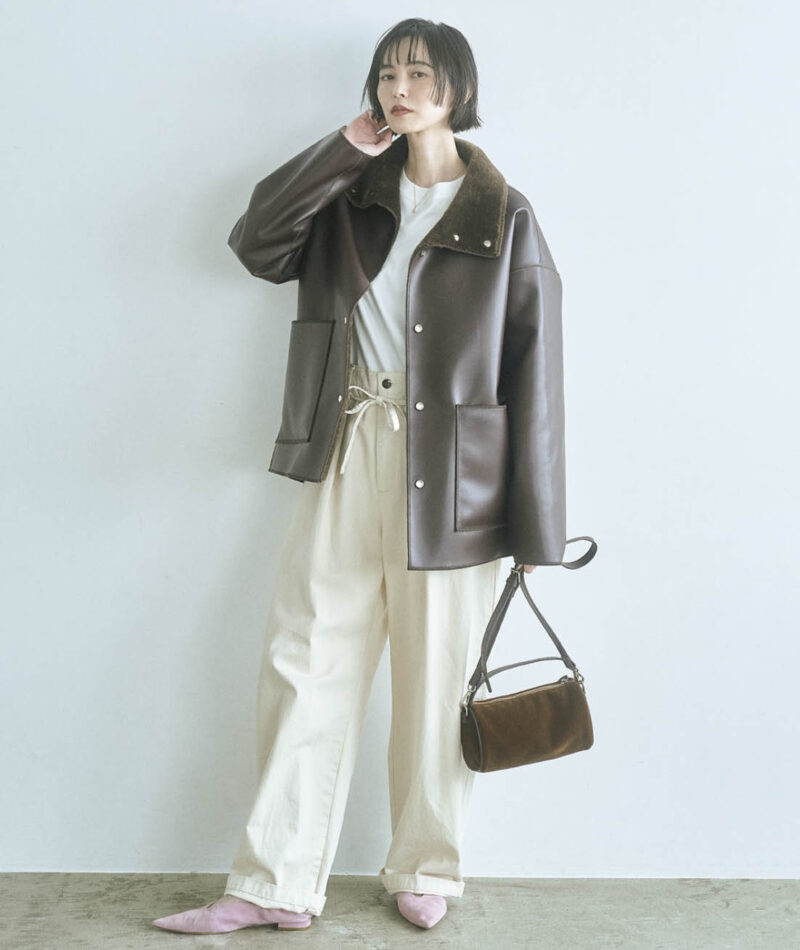 フェイクレザーで、オフ白のナチュラル感をはずしてモダンに。リバーシブルボアジャケット¥22,000、バッグ¥5,995（ともにフリークス ストア／フリークス ストア渋谷）　パンツ¥6,600（レッドキャップ×フリークス ストア／フリークス ストア渋谷）　Tシャツ¥14,300（ラコステ × ビーミング by ビームス／ビーミング ライフストア by ビームス ららぽーとTOKYO-BAY店）　ネックレス¥13,200（ジュエッテ） シューズ¥24,200（ALM.）