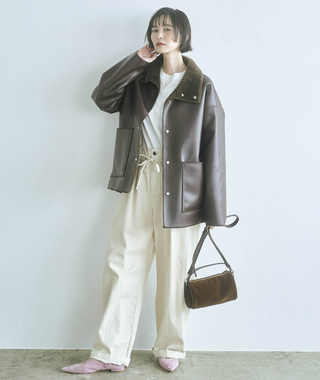 フェイクレザーで、オフ白のナチュラル感をはずしてモダンに。リバーシブルボアジャケット¥22,000、バッグ¥5,995（ともにフリークス ストア／フリークス ストア渋谷）　パンツ¥6,600（レッドキャップ×フリークス ストア／フリークス ストア渋谷）　Tシャツ¥14,300（ラコステ × ビーミング by ビームス／ビーミング ライフストア by ビームス ららぽーとTOKYO-BAY店）　ネックレス¥13,200（ジュエッテ） シューズ¥24,200（ALM.）