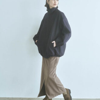 スレンダーなロングスカートでビッグブルゾンのフォルムを強調。色もフォルムもコントラストをきかせて洒落感をアップ。アウター(ファー襟付き)¥107,800(KAY LE) スカート¥30,800(ウィム ガゼット/ウィム ガゼット ルミネ新宿店) ピアス¥59,400(バウゴヘイアン) ローファー¥28,600(2.718/ガリャルダガランテ 青山店) ソックス(スタイリスト私物)