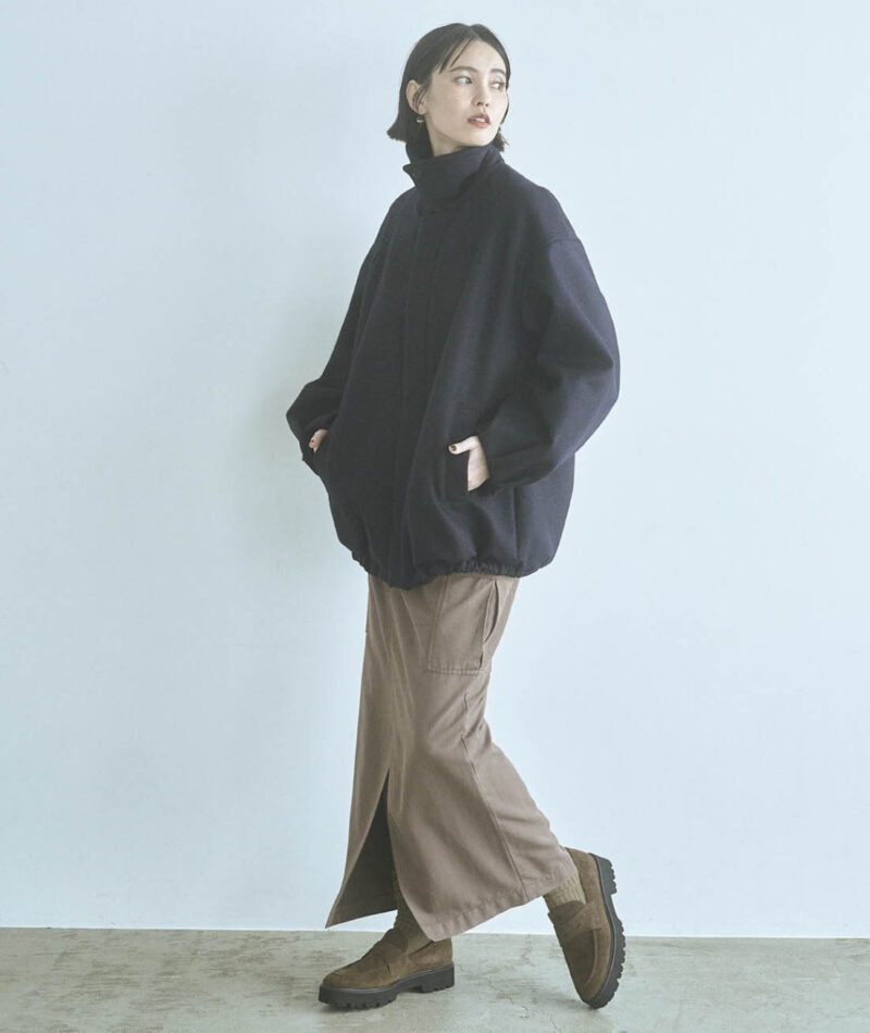 スレンダーなロングスカートでビッグブルゾンのフォルムを強調。色もフォルムもコントラストをきかせて洒落感をアップ。アウター(ファー襟付き)¥107,800(KAY LE) スカート¥30,800(ウィム ガゼット/ウィム ガゼット ルミネ新宿店) ピアス¥59,400(バウゴヘイアン) ローファー¥28,600(2.718/ガリャルダガランテ 青山店) ソックス(スタイリスト私物)