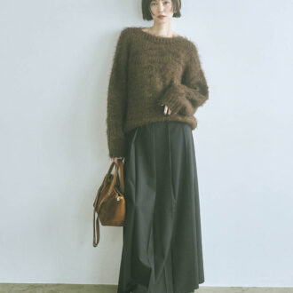 柔らかな風合いと優しさが魅力のモヘアニットには、ハンサムなフロントプリーツのストライプ柄スカートがマッチ。黒で引き締めてスタイリッシュに。ニット¥20,680(トリコット ジーン マルク/セムインターナショナル) スカート¥29,700(エモエレ/アダム エ ロペ) ピアス¥26,400(キリハ) バッグ¥27,500(オウレンティ/セムインターナショナル) シューズ¥33,000(ALM.)