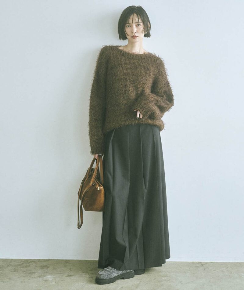 柔らかな風合いと優しさが魅力のモヘアニットには、ハンサムなフロントプリーツのストライプ柄スカートがマッチ。黒で引き締めてスタイリッシュに。ニット¥20,680(トリコット ジーン マルク/セムインターナショナル) スカート¥29,700(エモエレ/アダム エ ロペ) ピアス¥26,400(キリハ) バッグ¥27,500(オウレンティ/セムインターナショナル) シューズ¥33,000(ALM.)