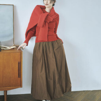 スカート¥8,998（フリークス ストア／フリークス ストア渋谷）　リブニット¥20,900（ウィム ガゼット／ウィム ガゼット ルミネ新宿店）　肩がけしたニット¥20,900（プロヴォーク デザイン ブティック／ジャック・オブ・オール・トレーズ プレスルーム）　スニーカー¥36,300（AUTRY ／アトモス カスタマー） ソックス（スタイリスト私物）