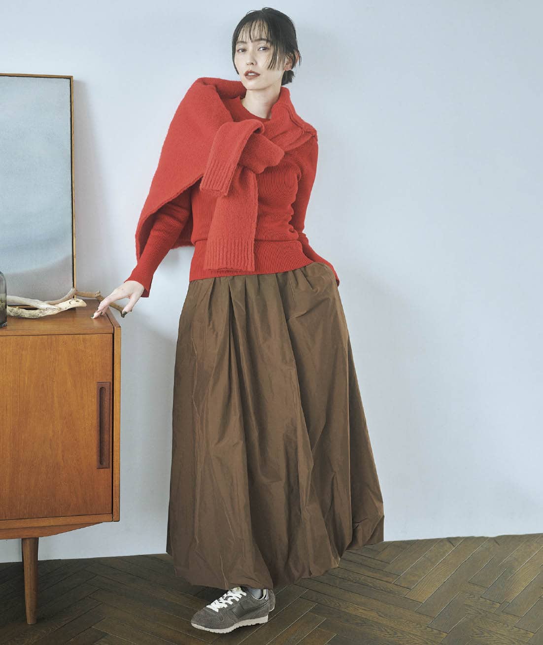 スカート¥8,998（フリークス ストア／フリークス ストア渋谷）　リブニット¥20,900（ウィム ガゼット／ウィム ガゼット ルミネ新宿店）　肩がけしたニット¥20,900（プロヴォーク デザイン ブティック／ジャック・オブ・オール・トレーズ プレスルーム）　スニーカー¥36,300（AUTRY ／アトモス カスタマー） ソックス（スタイリスト私物）