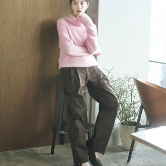 肌映りのいいセーターにバラクラバを添えてカジュアルな遊びを投入。ダークブラウンのキレイめパンツできりっとかっこよく。パンツ¥20,900（ザ シンゾーン／シンゾーン ルミネ新宿店）　ニット¥61,600、バラクラバ¥31,900（ともにハイク／ボウルズ）　イヤリング¥24,200（エテ）　シューズ¥10,900（チャールズ＆キース／チャールズ＆キース ジャパン）