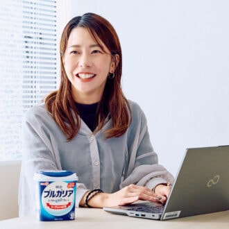 お仕事中の山村彩香さん