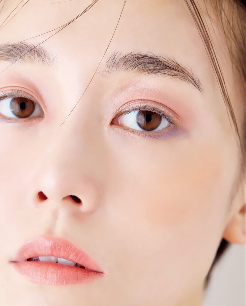 目の上に超接近！『イガリシノブの超接近メイク術』