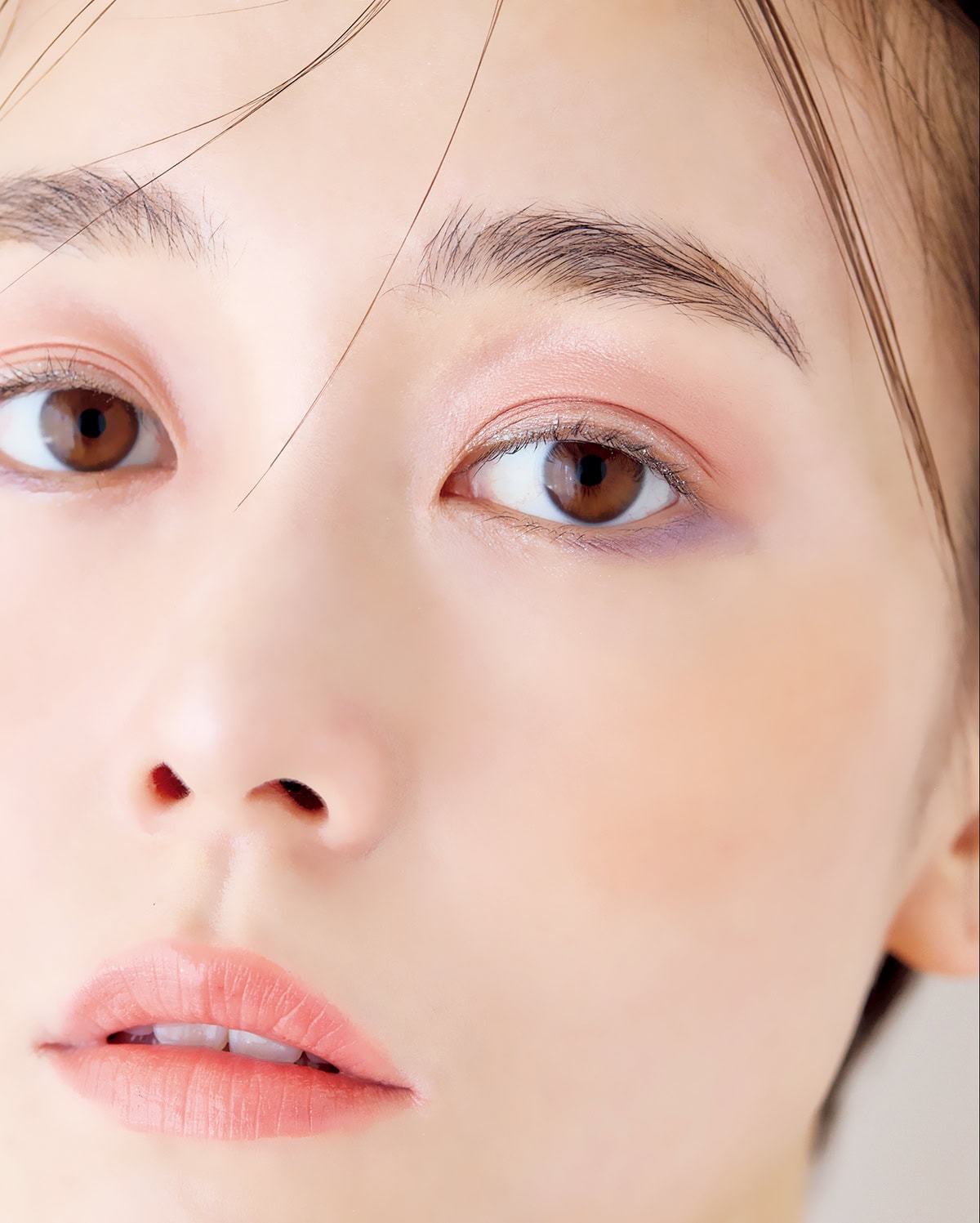 目の上に超接近！『イガリシノブの超接近メイク術』