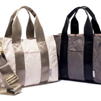 底鋲付きで底面が汚れにくく、ストラップは長さ調節も簡単に可能。細部までこだわった作りでデイリーに活躍する高機能なトート。右から順にダークグレー×ブラック、ナチュラル×グレーベージュ。全5色展開。バッグ[H25×W29×D14]各¥5,489（リズデイズ／スタイル オン）　