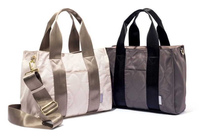 底鋲付きで底面が汚れにくく、ストラップは長さ調節も簡単に可能。細部までこだわった作りでデイリーに活躍する高機能なトート。右から順にダークグレー×ブラック、ナチュラル×グレーベージュ。全5色展開。バッグ[H25×W29×D14]各¥5,489（リズデイズ／スタイル オン）　