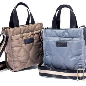 撥水加工で雨の日も安心して使用でき、お手入れも楽ちん。ミニマルなシルエットで手持ちスタイルも楽しめる。右から順にスモークブルー×ブラック、グレーベージュ×ブラック。全6色展開。ショルダーバッグ[H21×W18.5×D9]各¥2,750 （リズデイズ／スタイル オン）