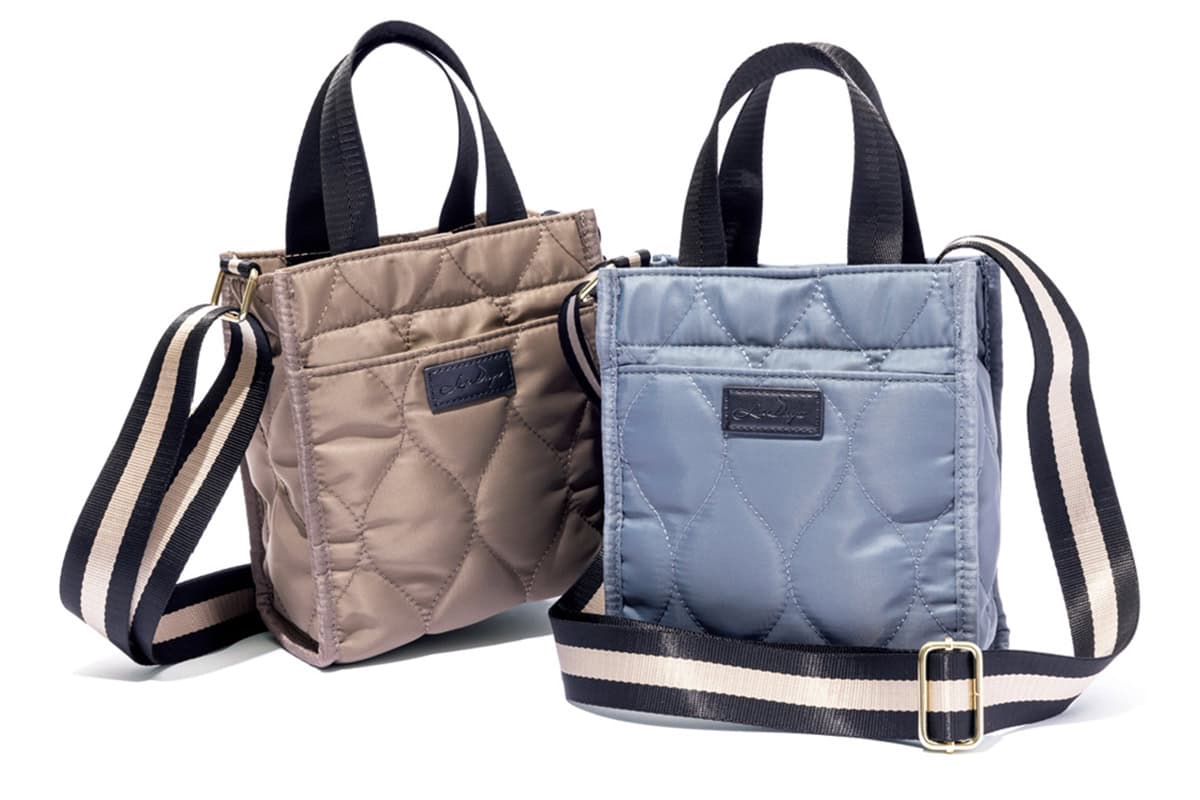 撥水加工で雨の日も安心して使用でき、お手入れも楽ちん。ミニマルなシルエットで手持ちスタイルも楽しめる。右から順にスモークブルー×ブラック、グレーベージュ×ブラック。全6色展開。ショルダーバッグ[H21×W18.5×D9]各¥2,750 （リズデイズ／スタイル オン）