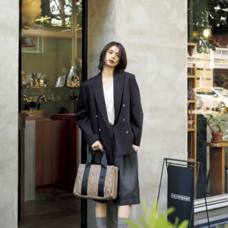 マニッシュなオフィススタイルにも抜け感をプラス。バッグ[H25×W29×D14]¥5,489（リズデイズ／スタイル オン）　Tシャツ￥5,500（アングリッド）　ジャケット¥86,900、ハーフパンツ¥41,800（ともにテラ／ティースクエア プレスルーム）　パンプス¥35,200（リュニック エ モア／トーケン）　ソックス、リング（スタイリスト私物）