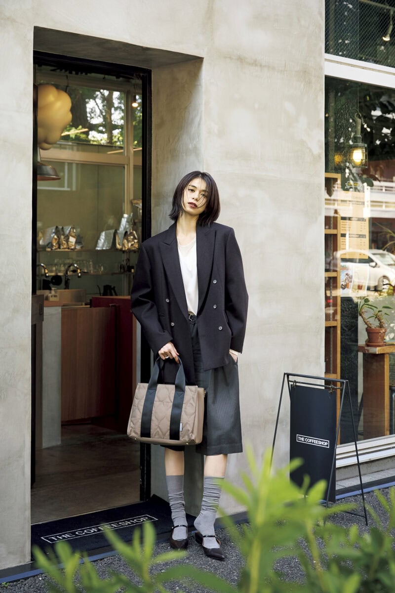 マニッシュなオフィススタイルにも抜け感をプラス。バッグ[H25×W29×D14]¥5,489（リズデイズ／スタイル オン）　Tシャツ￥5,500（アングリッド）　ジャケット¥86,900、ハーフパンツ¥41,800（ともにテラ／ティースクエア プレスルーム）　パンプス¥35,200（リュニック エ モア／トーケン）　ソックス、リング（スタイリスト私物）