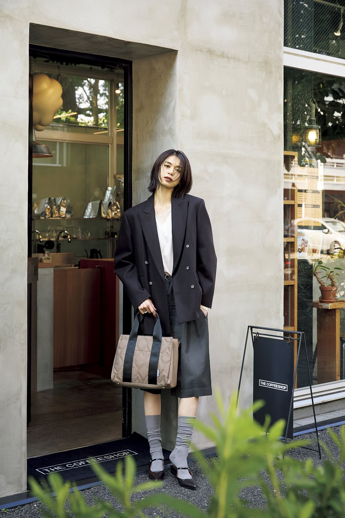 マニッシュなオフィススタイルにも抜け感をプラス。バッグ[H25×W29×D14]¥5,489（リズデイズ／スタイル オン）　Tシャツ￥5,500（アングリッド）　ジャケット¥86,900、ハーフパンツ¥41,800（ともにテラ／ティースクエア プレスルーム）　パンプス¥35,200（リュニック エ モア／トーケン）　ソックス、リング（スタイリスト私物）