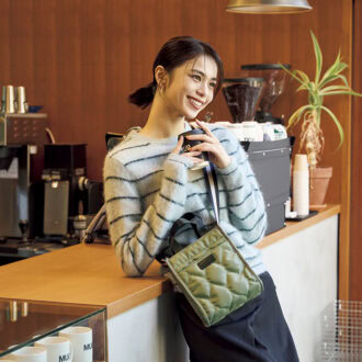 カジュアルなニットコーデに小さめバッグを合わせることで都会的な雰囲気を演出。ショルダーバッグ[H21×W18.5×D9]¥2,750（リズデイズ／スタイル オン）　ニット¥45,540、スカート¥41,800（ともにテラ／ティースクエア プレスルーム）　イヤリング（スタイリスト私物）