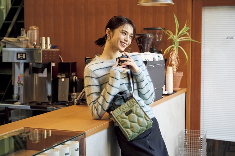 カジュアルなニットコーデに小さめバッグを合わせることで都会的な雰囲気を演出。ショルダーバッグ[H21×W18.5×D9]¥2,750（リズデイズ／スタイル オン）　ニット¥45,540、スカート¥41,800（ともにテラ／ティースクエア プレスルーム）　イヤリング（スタイリスト私物）