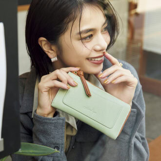 シンプルなコーデの差し色になる爽やかな配色がポイント。ピスタチオ×ライトブラウン。長財布[H9.2×W17.3×D2]¥4,730（リズデイズ／スタイル オン）　シャツジャケット¥14,300、シャツ¥12,100（ともにアングリッド）　ピアス¥30,800、ダブルリング¥29,700、ストーンリング¥103,400（すべてスクア）