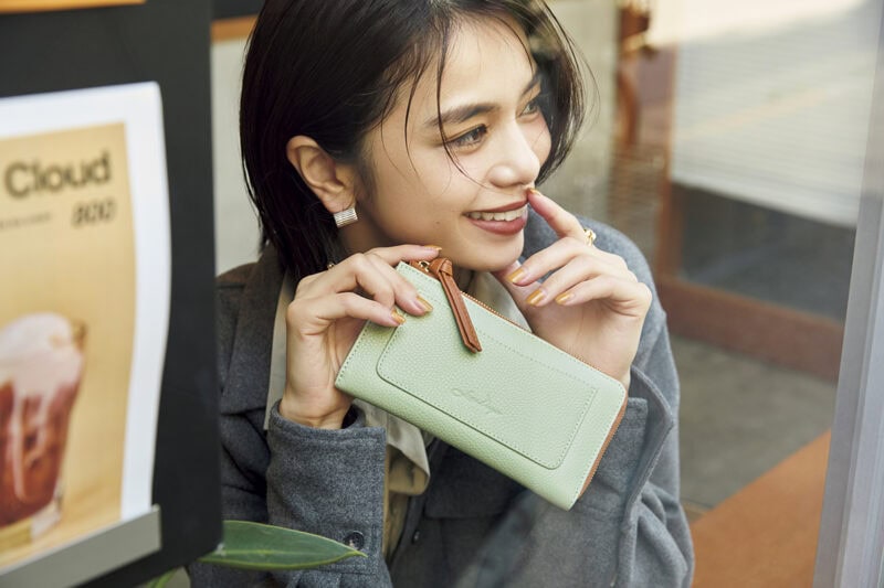 シンプルなコーデの差し色になる爽やかな配色がポイント。ピスタチオ×ライトブラウン。長財布[H9.2×W17.3×D2]¥4,730（リズデイズ／スタイル オン）　シャツジャケット¥14,300、シャツ¥12,100（ともにアングリッド）　ピアス¥30,800、ダブルリング¥29,700、ストーンリング¥103,400（すべてスクア）