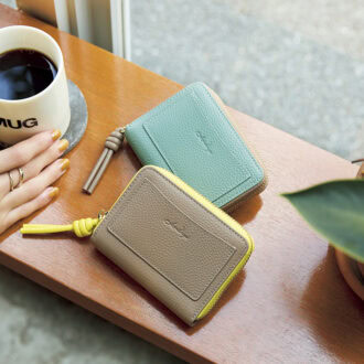 L字仕様でお札がするっと出し入れしやすく、10カ所とたっぷり収納スペースがあり使い勝手も抜群。上から順にスカイブルー×グレーべージュ、グレーべージュ×イエロー。二つ折り財布[H9×W11.5×D2.5]各￥3,289（リズデイズ／スタイル オン）　リング￥29,700（スクア）
