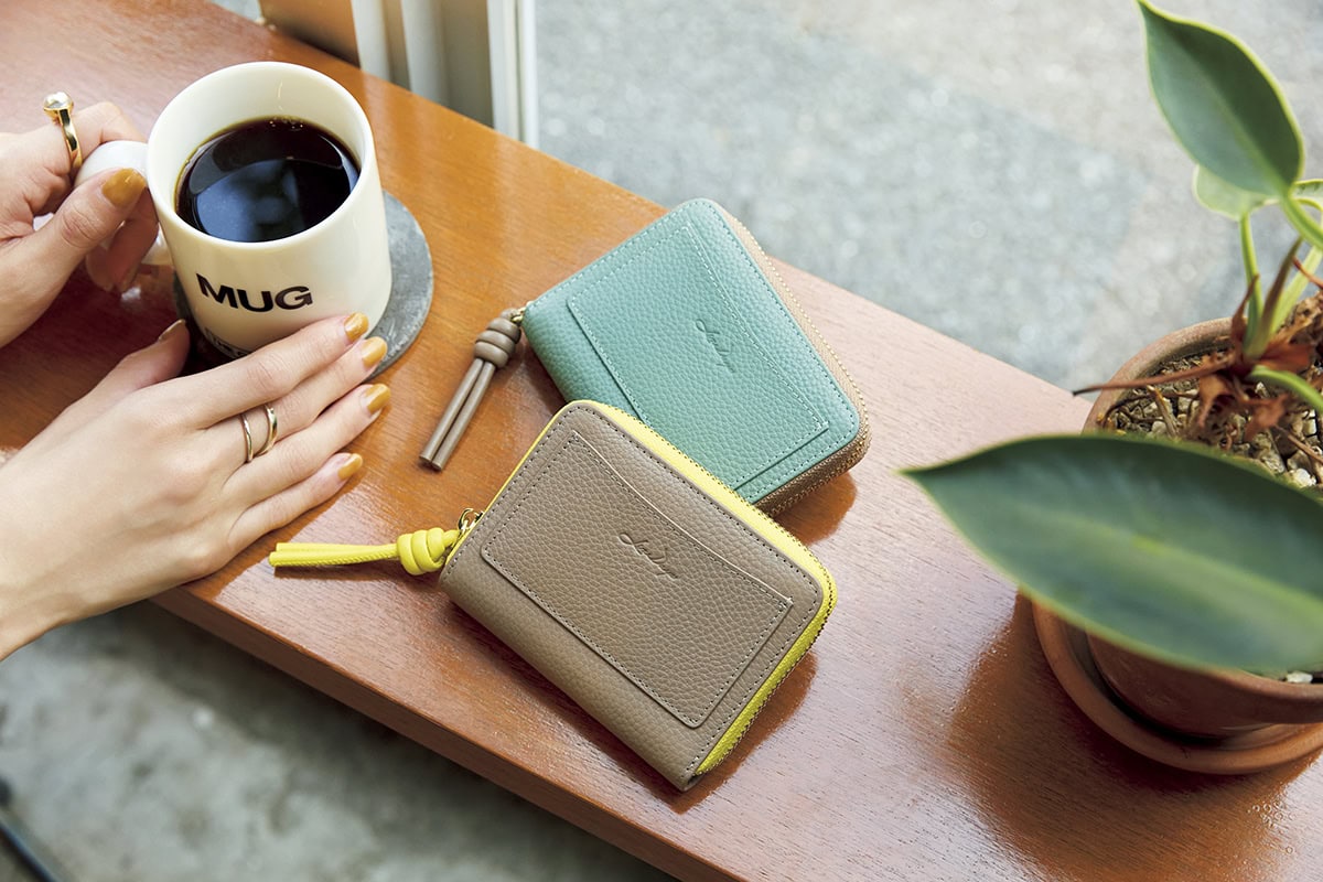 L字仕様でお札がするっと出し入れしやすく、10カ所とたっぷり収納スペースがあり使い勝手も抜群。上から順にスカイブルー×グレーべージュ、グレーべージュ×イエロー。二つ折り財布[H9×W11.5×D2.5]各￥3,289（リズデイズ／スタイル オン）　リング￥29,700（スクア）