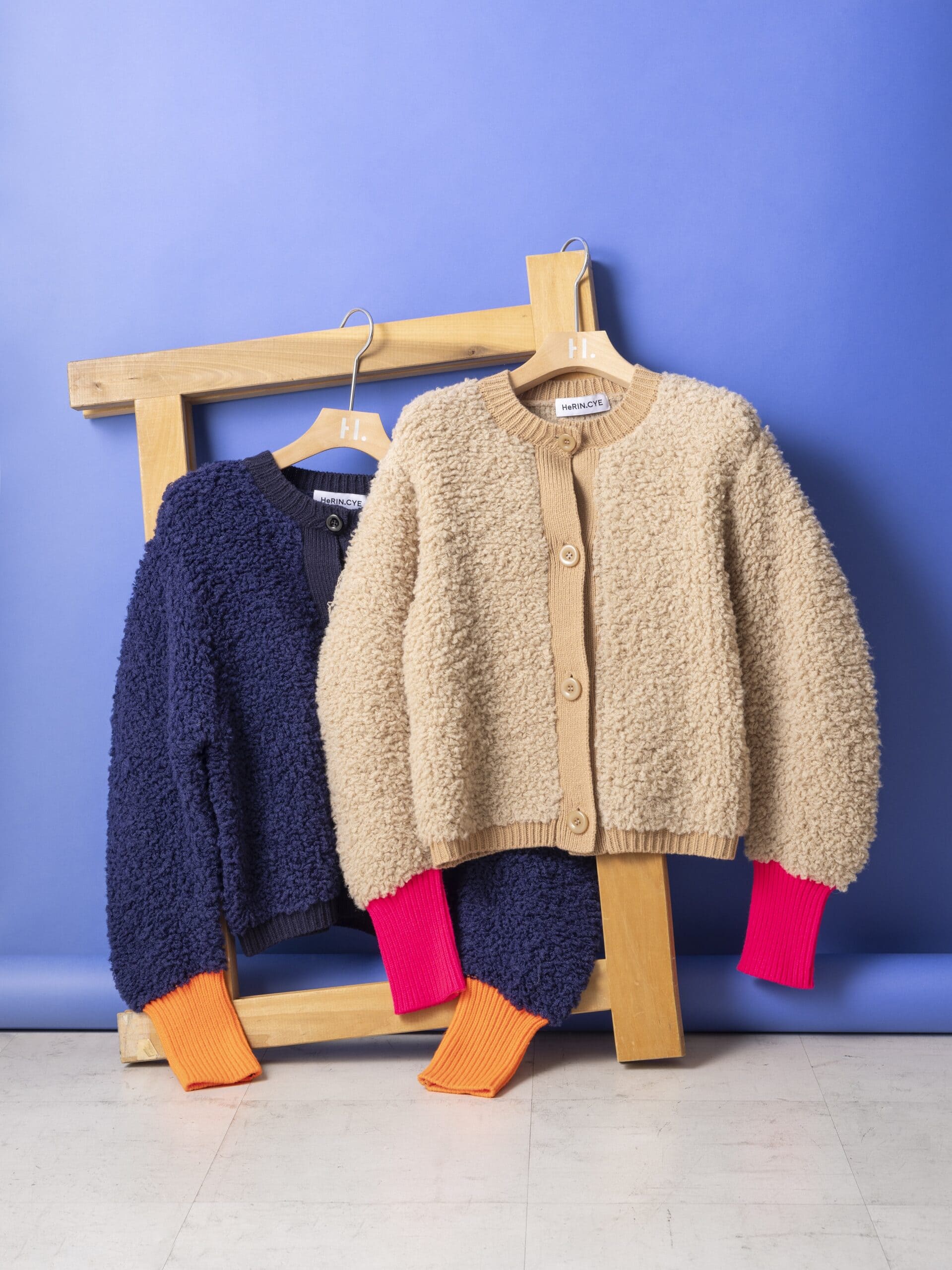 カーディガン 各￥18,150（ともにヘリンドットサイ／バロックジャパンリミテッド・11月下旬発売予定）